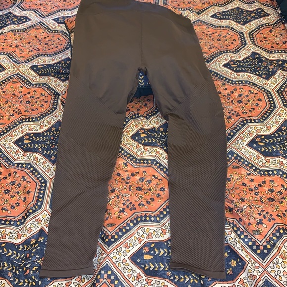 Fabletics leggings in a grayish/mauve color SZ L - Picture 8 of 9